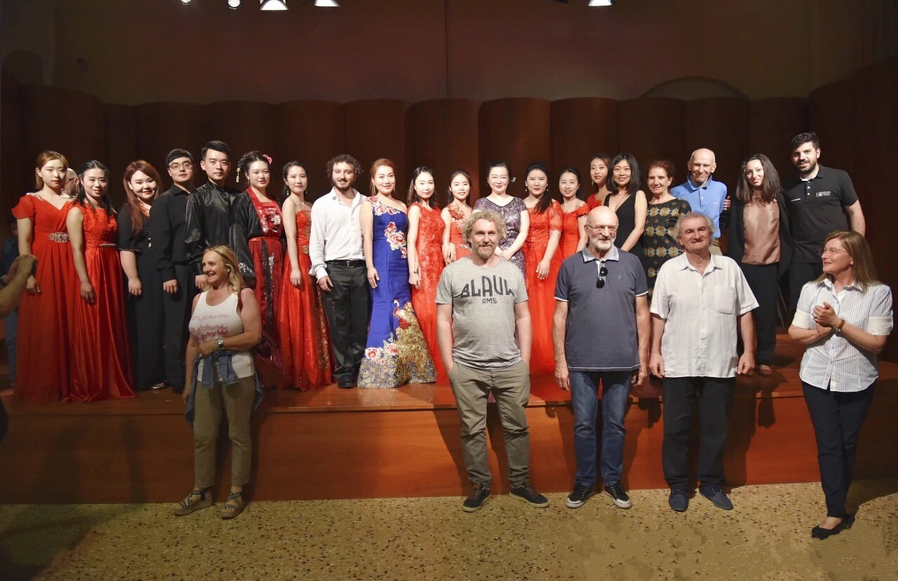 演出结束后观众返场自发地与团队合影