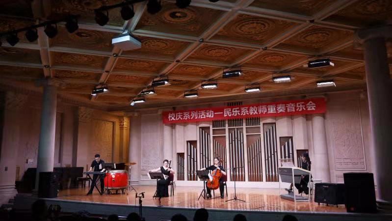 跨界合作的板胡、大提琴、双排键、打击乐四重奏《九儿》