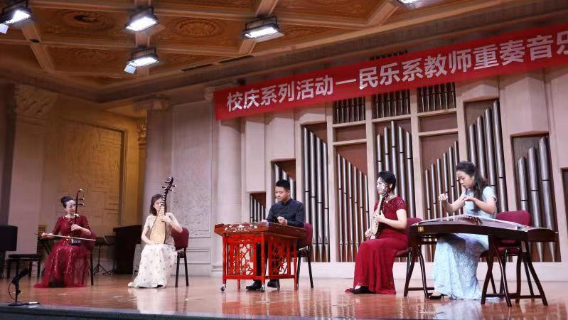 传统经典的组合丝弦五重奏《欢乐的夜晚》