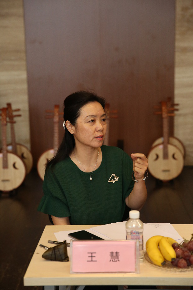 王慧副教授在研讨会上发言