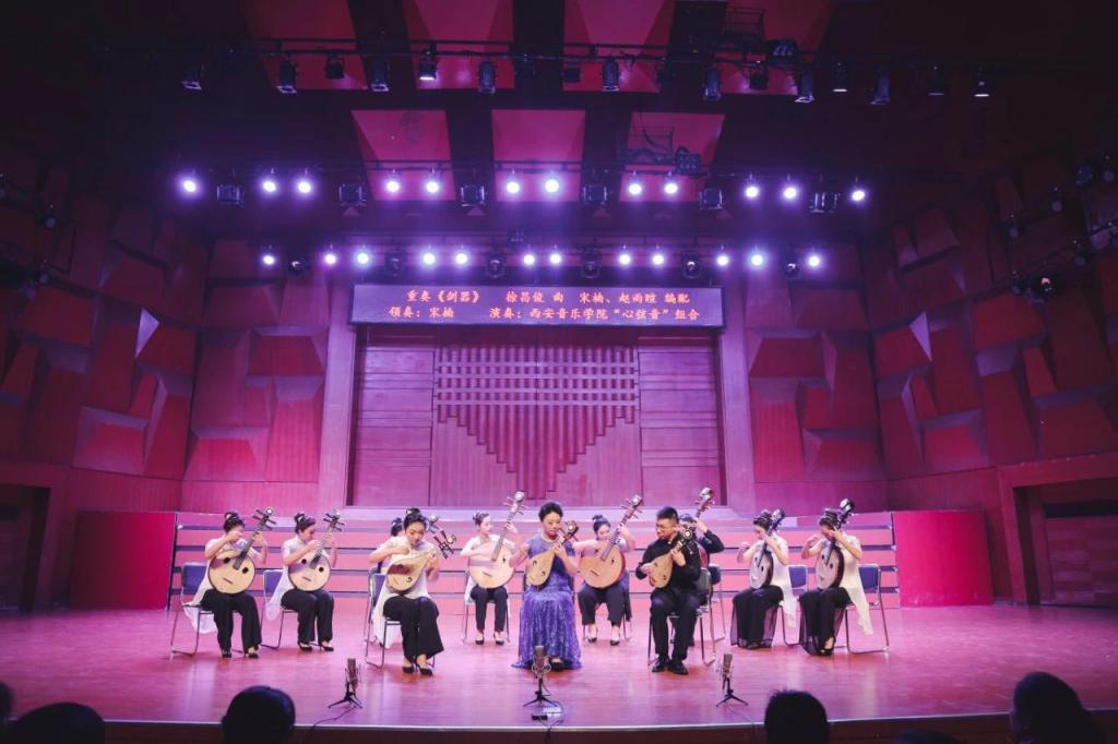 宋楠老师和学生们共同演奏《剑器》